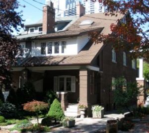 This home sale in Davisville Village went fast. Here's the front view of 54 MANOR ROAD EAST DAVISVILLE VILLAGE from Jethro Seymour, one of the leading Toronto Real Estate Broker